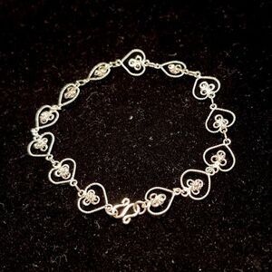 7-inch Silver-Tone Simple Elegant Heart Clasped Timeless Chain Bracelet